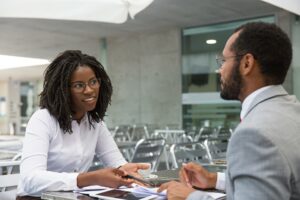 Client-discussing-a-shareholder-register